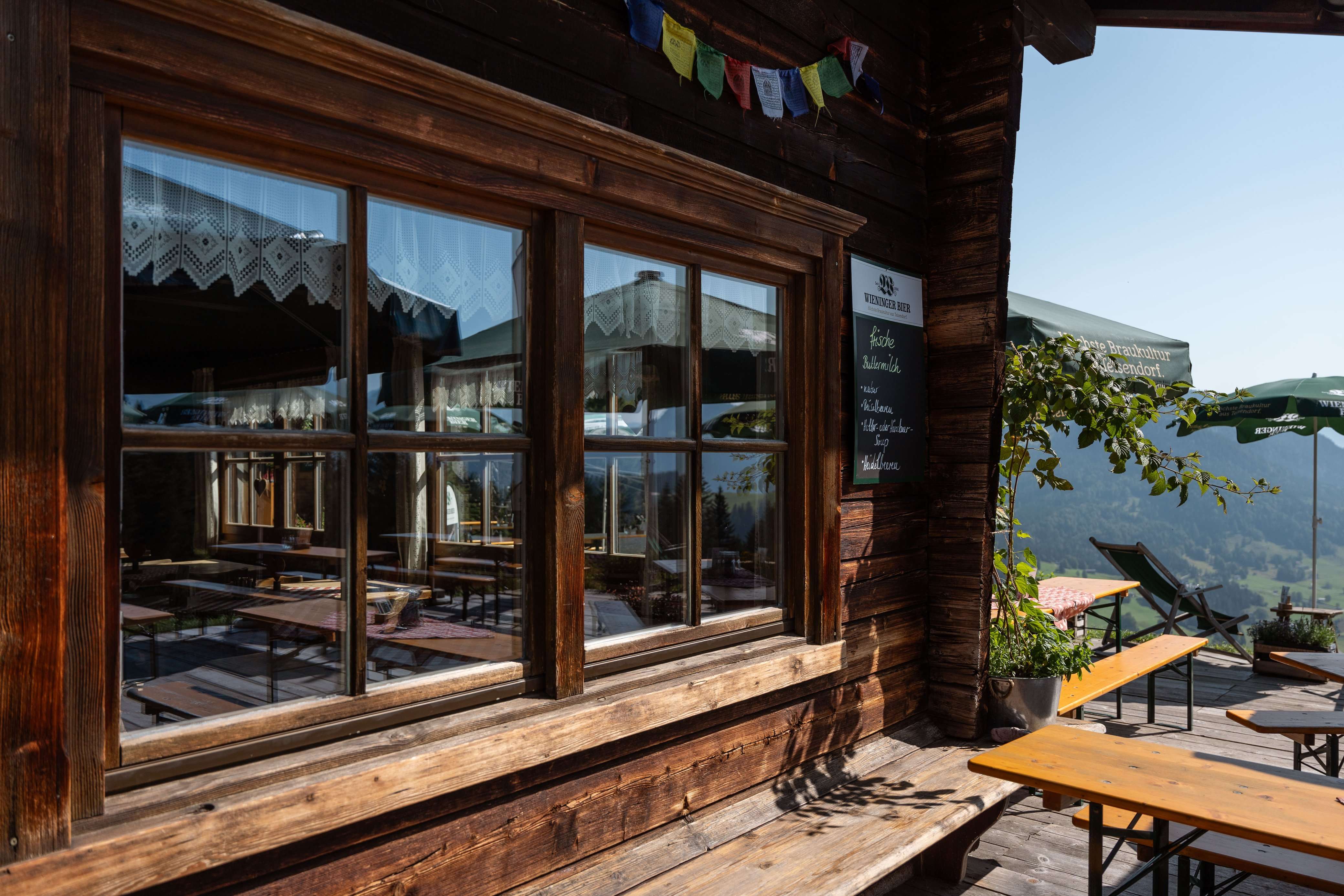 heutal-ausblick-sonne-salzburg-familie-mittag-abschalten-wanderweg-pause-skihuette