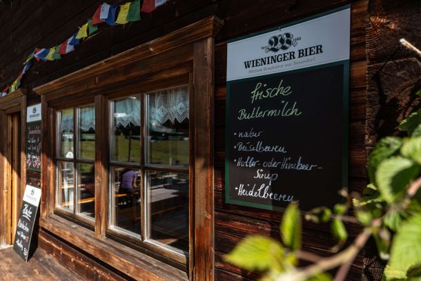Urlaub in Salzburg – Regionale Gastronomie und gemütliche Atmosphäre auf der Wildalm im Heutal.